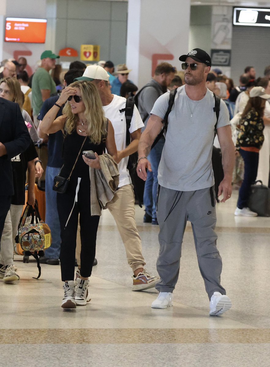 13/03/25 Chris Hemsworth in Sydney airport