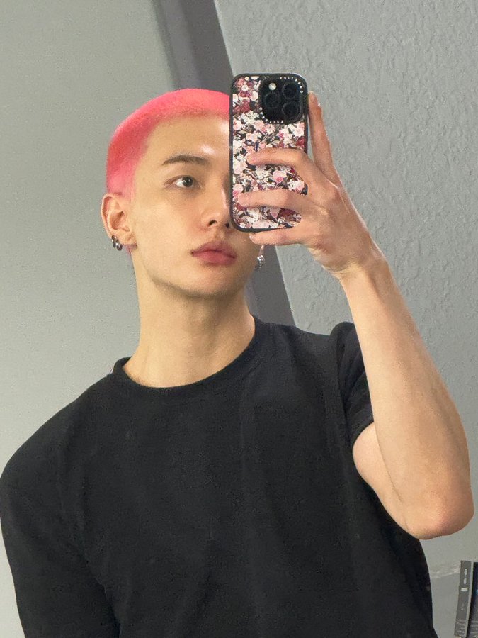 raygelladen — sns update! 
≡ 031725 < 8:33 >
⌂  disabled 

pink strawberry era 🍓