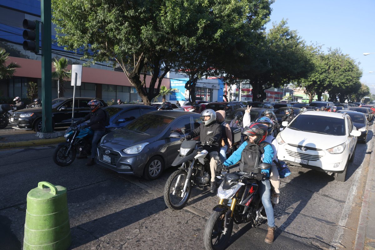 DiariodeCA's tweet photo. Seguros vehiculares serán obligatorios

Hoy, el Gobierno publicó en el Diario de Centro América nuevos reglamentos que obligan a propietarios de motocicletas, automóviles particulares, transporte urbano y de carga a contratar un seguro de responsabilidad civil. La medida busca garantizar indemnizaciones por muertes o lesiones en accidentes de tránsito.

Lea la nota 👇🏻
https://t.co/Pm41YjOer1

#EnElPaísDCA