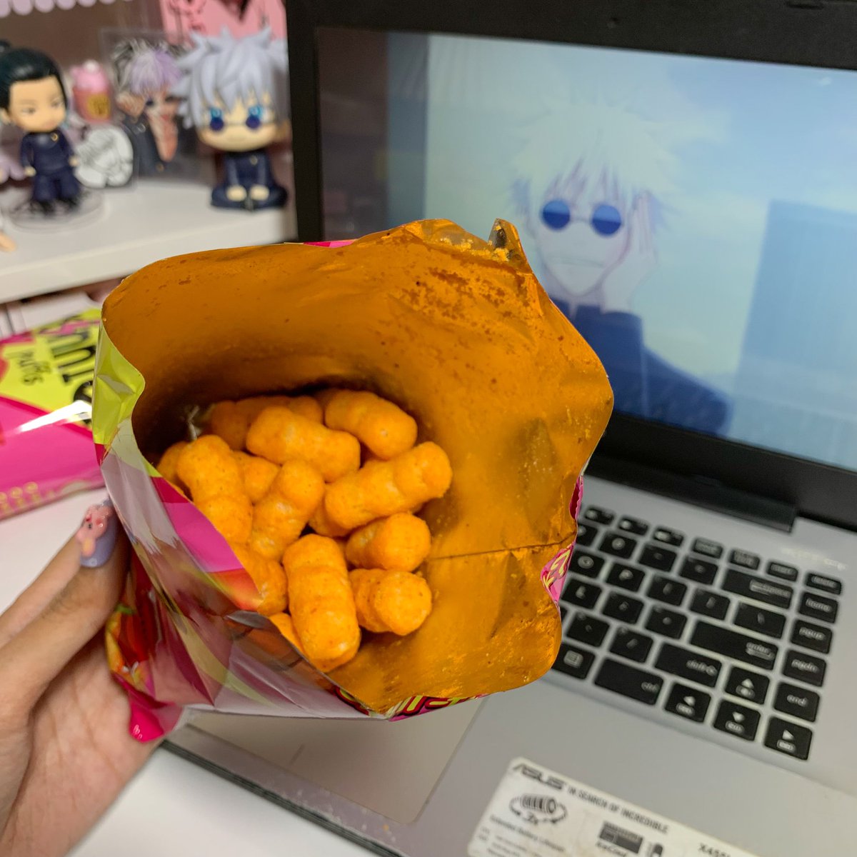 Emang paling enak kalau nonton tuh sambil ngemil 

PLISSS puffs snack ini nagih bgt, gurih renyah pedes asin gitu. Awalnya beli sebungkus eh ketagihan WKWK ada di alfagift juga jd jajannya gampang 😭👍🏻 Btw ini no MSG jd mau makan banyak pun gak worry bakalan radang