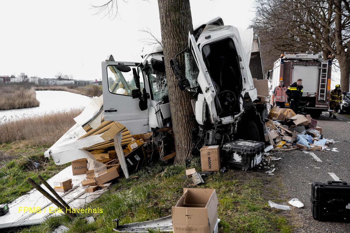 112 melding Vrachtwagen tegen boom in Waalwijk