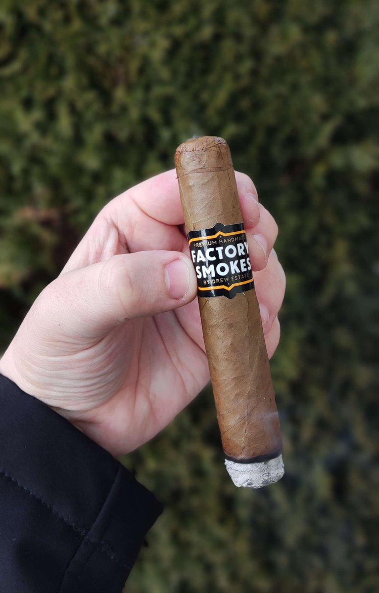 ItsumiErik57425's tweet photo. Trying another budget cigar, this time the well-known Factory Smokes Connecticut by Drew Estate.
Flavors were good but the burn and ash were pretty meh. Still, for the price it was nice smoke, would probably buy in a big pack next time.
#cigar #factorysmokes https://t.co/QtIPpg8emZ