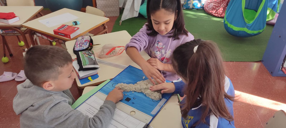 Ciencia a lo Grande🚀continúa con sus intervenciones, esta vez hemos visitado el CEIP Buzanada🏢

Participaron 3ºA y 3ºB de primaria👧👦 y trabajaron la Historia Geológica de Tenerife🇮🇨 a través del libro interactivo "Entre Volcanes"🌋
<a href="/ULL/">Universidad de La Laguna</a> <a href="/tfjovenyeduca/">Tenerife Joven y Educa</a> <a href="/MuseosTenerife/">Museos de Tenerife</a>