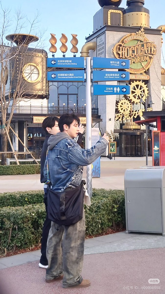 quytchin's tweet photo. Today Hangyul and Junhyuk go to Universal studios. I bet it’s because the weather is getting warmer 🤭 They are praised to be so so so good looking in real life. There is one person who gets to talk with HG, shake his hand and receive his autograph ���
I’m not envy, you are 🥹 https://t.co/iJZXrTtIIg