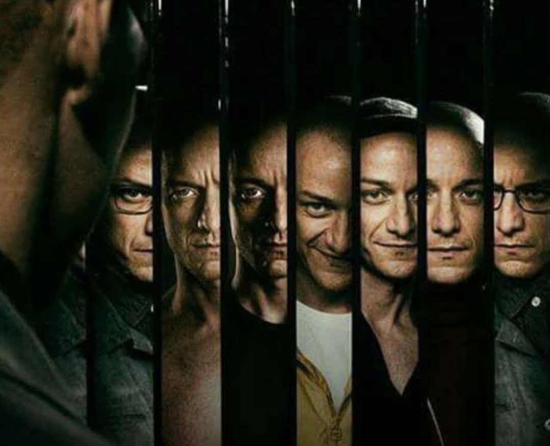 Monchiito_'s tweet image. Un mismo loco, varias personalidades.
Cabeza de cóndor viejo.
El loco del ático.
El Prófugo.
Mameluco.
Campanita. 
Jerónimo.
Ají con mote.
Arroz con chancho.
Próximamente en sus cines favoritos. 🎬 simplemente RC.