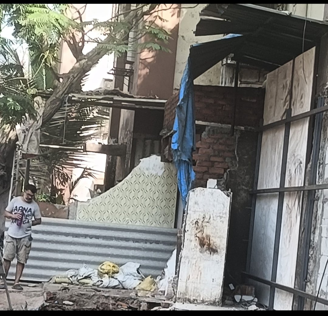 jadhav0078's tweet photo. बृहन्मुंबई महानगरपालिका चे एकही परवानगी न घेता कोणतीच परवानगी नसताना  किशोर कुमार गांगुली मार्ग ,रॉयल नाका , जुहू तारा रोड , जुहू , सांताक्रुज वेस्ट , मुंबई 54 ,  के/ पश्चिम , बीट क्रमांक 71  अंतर्गत सदर ठिकाणी मोकळ्या जागेवरील G+2अनधिकृत इमारत बांधकाम मोठ्या प्रमाणात चालू आहे https://t.co/GETPYpu5lI