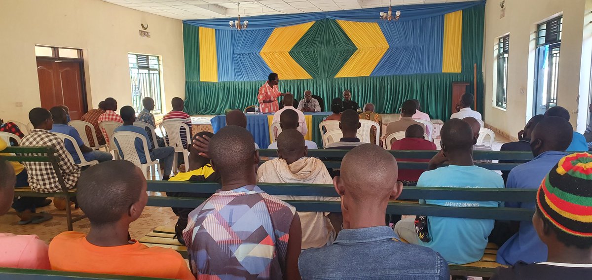 SowingHandRW's tweet photo. Nyakubahwa DDEA wa  @Gasabo_District ahura n'urubyiruko rwavuye mu bigo ngororamuco bo mu Murenge wa @Nduba_Sector yashimye ko uko bagera kuri 92 bahujwe n'amahirwe y'imirimo. #UmwanaMuRugo https://t.co/VXH7OAngsx