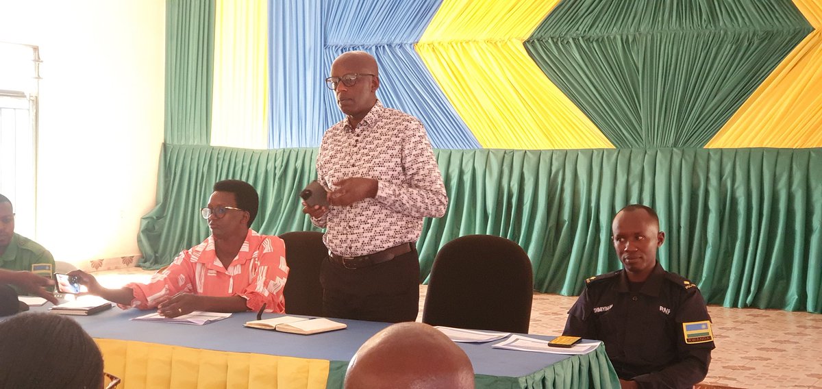 SowingHandRW's tweet photo. Nyakubahwa DDEA wa  @Gasabo_District ahura n'urubyiruko rwavuye mu bigo ngororamuco bo mu Murenge wa @Nduba_Sector yashimye ko uko bagera kuri 92 bahujwe n'amahirwe y'imirimo. #UmwanaMuRugo https://t.co/VXH7OAngsx