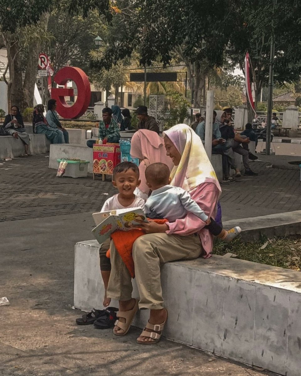 Sempat ingin menyerah dari lapak baca, tapi lihat momen-momen pas di lapak masih banyak orang-orang yang membutuhkan akses buku. Salah satu momen terbaik yang kami abadikan.