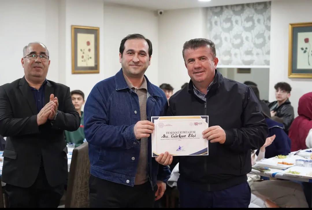 “İftarda Konuşalım” programı kapsamında İl Millî Eğitim Müdürü Sayın Ramazan AŞCI'nın davetiyle, bölümümüz Dr. Öğr. Üyesi Gürkan ELÇİ ve Arş. Gör. Seyfettin YILMAZ, Bartın Öğretmenevi ve Akşam Sanat Okulu'nda, Kozcağız Çok Programlı Anadolu Lisesi öğrencileri ile bir araya geldi.