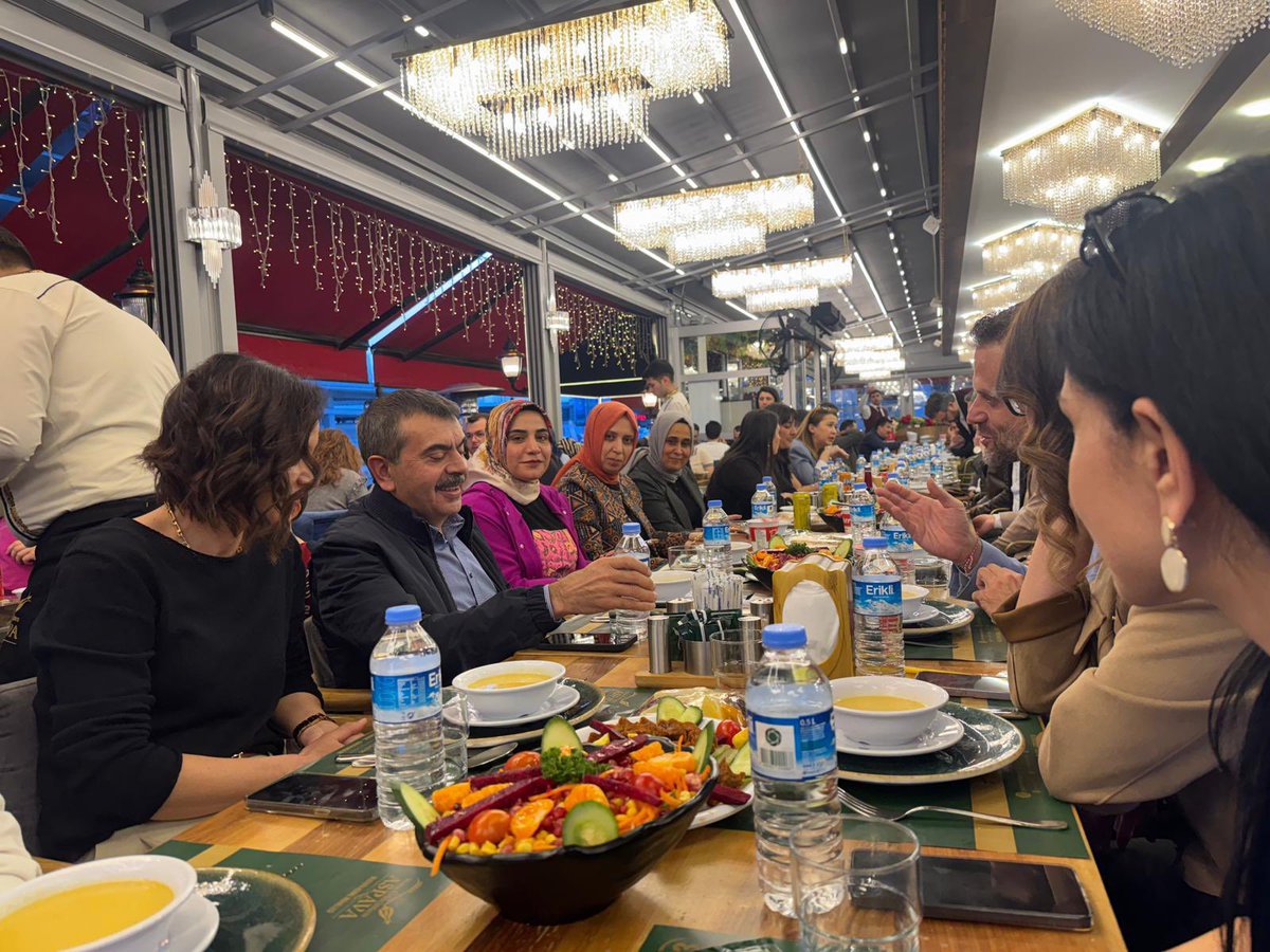 T.C. MEB Destek Hizmetleri Genel Müdürlüğü (@meb_dhgm) on Twitter photo ÖğretmenİZ platformunun dergi ve video kanalına Ankara'dan içerik sunan öğretmenlerimizle iftarda buluştuk. Bakanımız Sayın Yusuf TEKİN'in sürpriz ziyaretiyle renklenen soframıza katılan öğretmenlerimize teşekkür ederiz.
👉🏻meb.ai/AcJcNS
<a href="/tcmeb/">Millî Eğitim Bakanlığı</a> <a href="/Yusuf__Tekin/">Yusuf Tekin</a> <a href="/omurfatih/">Ömür Fatih Karakullukçu</a> ÖğretmenİZ platformunun dergi ve video kanalına Ankara'dan içerik sunan öğretmenlerimizle iftarda buluştuk. Bakanımız Sayın Yusuf TEKİN'in sürpriz ziyaretiyle renklenen soframıza katılan öğretmenlerimize teşekkür ederiz.
👉🏻meb.ai/AcJcNS
<a href="/tcmeb/">Millî Eğitim Bakanlığı</a> <a href="/Yusuf__Tekin/">Yusuf Tekin</a> <a href="/omurfatih/">Ömür Fatih Karakullukçu</a>