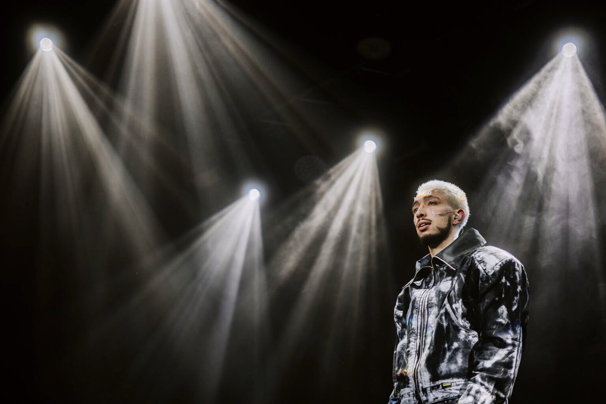 florasthin's tweet image. “al cantar se encienden los focos”