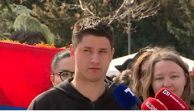 Miloš da glumi u porno filmu bio bi muž koji odlazi na posao...