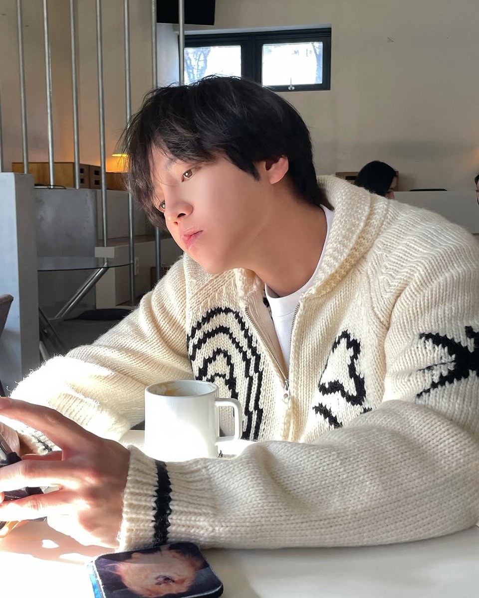 Kkorepo's tweet photo. #チャン・グンソク、ホワイトのカーディガンが良く似合う…カフェをオープン？ 
#チャングンソク  
🔗https://t.co/EoTR0Wx8dX https://t.co/ScExGkm7ve