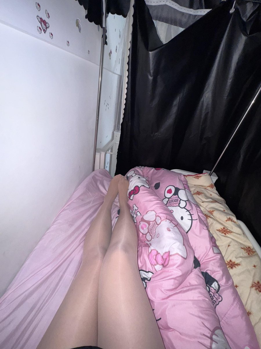 chichi__qaq's tweet photo. 刚才有人查寝，我还偷偷穿了丝袜，太刺激了！#伪娘 #男娘 #肉丝袜 #反差 #评价 https://t.co/okCvskkEl7