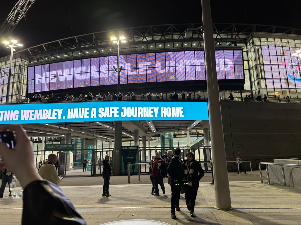 VickyMccrory's tweet photo. #NUFC  #CarabaoCupChampions 🖤🤍🖤🤍 https://t.co/2YzJ0YNwYz