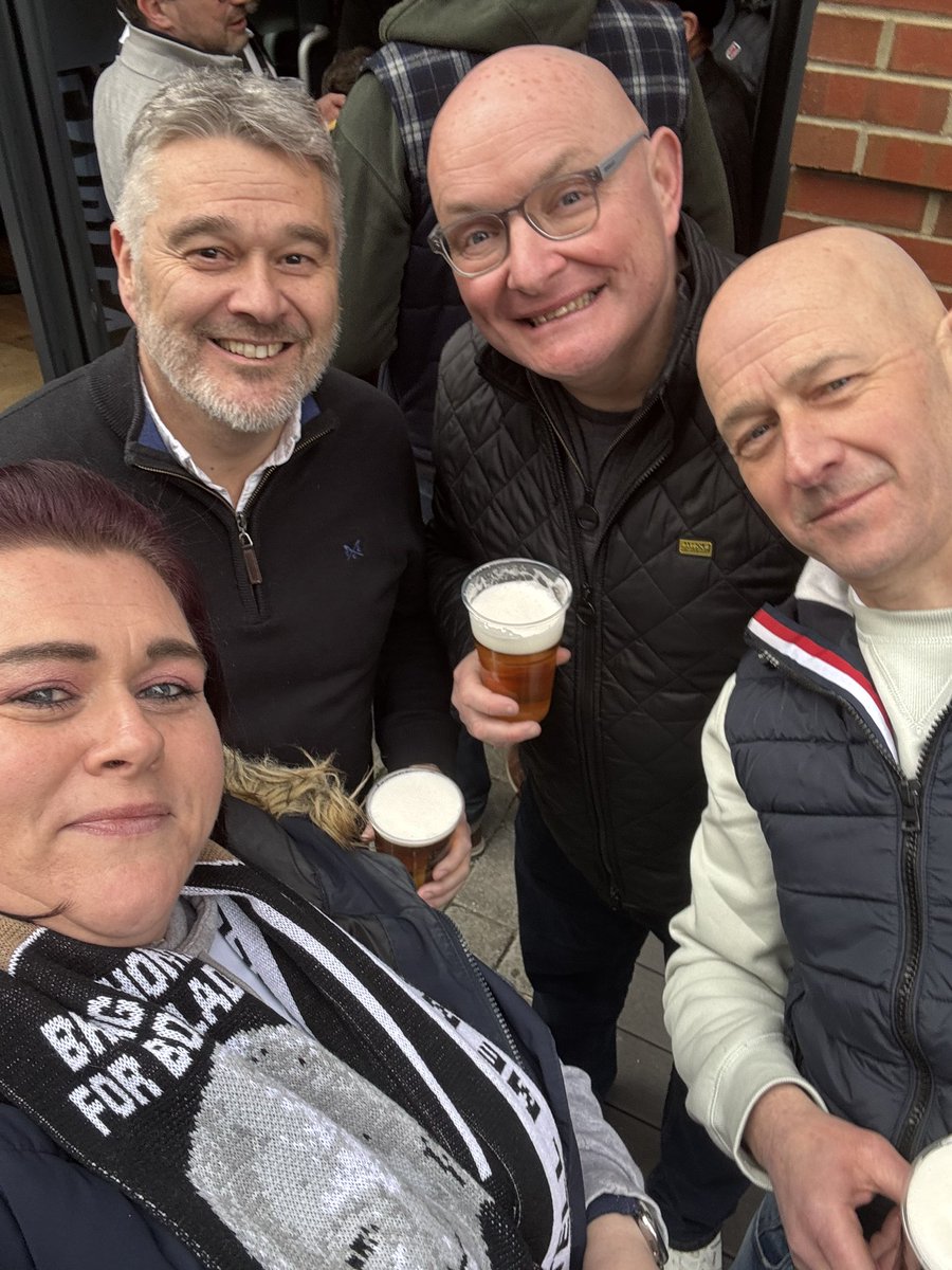 VickyMccrory's tweet photo. #NUFC  #CarabaoCupChampions 🖤🤍🖤🤍 https://t.co/2YzJ0YNwYz