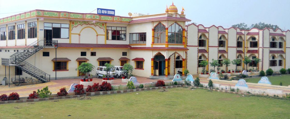 #GurukulShiksha
अग्रेंजी शिक्षा के प्रभाव बच्चे अपनी ही संस्कृति से विमुख होने लग गये ऐसे 
Sant Shri Asharamji Bapu जैसे महामानव ने पुनः गुरुकुल शिक्षा पद्धति पूरे देश मे लागू कर ने गुरुकुलो की श्रृंखला शुरु की❗
Holistic Development !