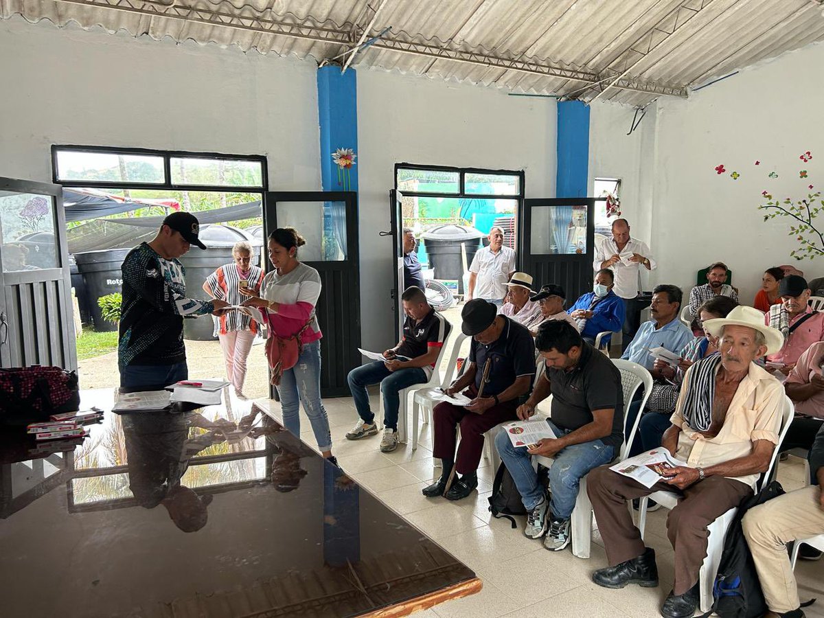 CundiAgro's tweet photo. Iniciamos la semana con buenas noticias para el municipio de #Quebradanegra ✅👨🏻🌾
Gracias a la gestión ante el Ministerio de Agricultura y Desarrollo Rural, 3️⃣2️⃣pequeños productores han recibido kits agrícolas esenciales para enfrentar los efectos del Fenómeno del Niño 2024. https://t.co/QrJMYAApvL