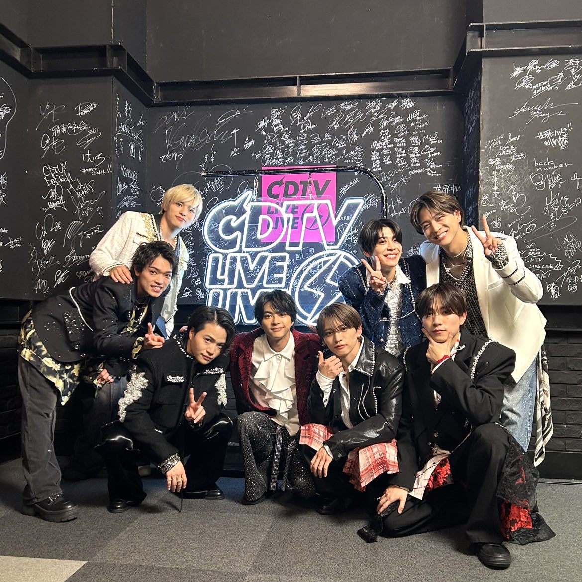 OVTT_official's tweet photo. #CDTVライブライブ ご覧いただきありがとうございました✨
新体制で初の生放送と
フルサイズでのパフォーマンス、いかがでしたか？

本日パフォーマンスした｢Rock this Party｣は
3/21 22:00にMVをプレミア公開いたします🙌
MVティザー映像はこちら💁🏻 https://t.co/2QLQfXwYbc

#timelesz_RtP
#timelesz #タイムレス