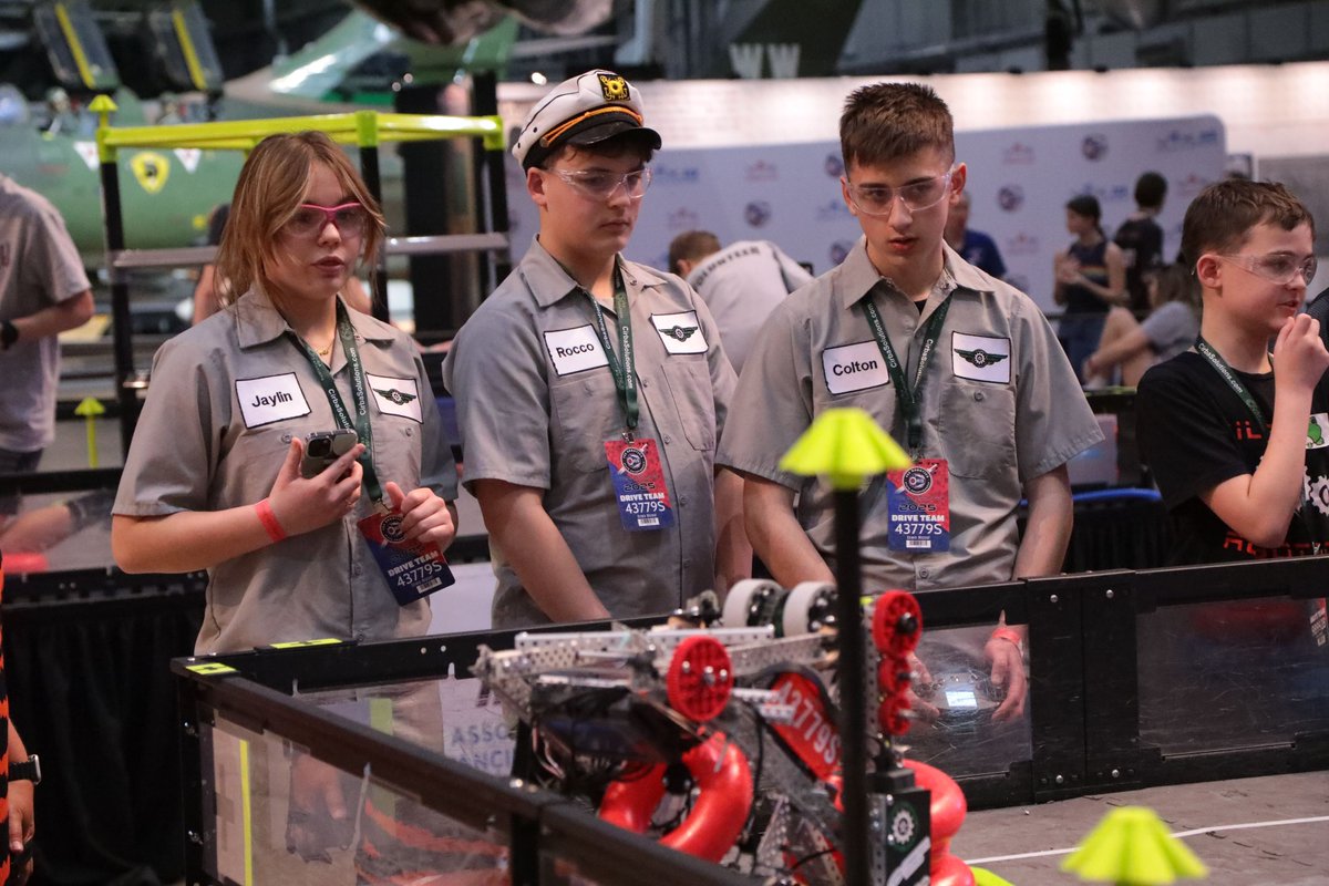 NobleLocal_SD's tweet photo. (1/7) 🤖 Shenandoah MS Robotics is WORLD CHAMPIONSHIP bound! 🤖
Both of our incredible teams showcased their talent and determination at the Ohio VEX Robotics Middle School State Championship, competing against 58 of the best teams in the state—and earning two of just 15 coveted https://t.co/z9VsdD6bZi