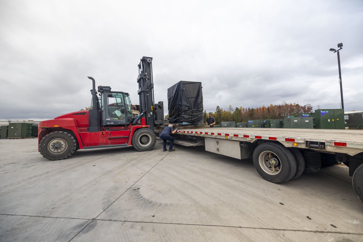 Maddoxxfmr's tweet photo. What's under that tarp? A brand new Medium Voltage Dry-Type, shipping out of our Washington yard.
#transformer #electrical #powerindustry #drytype #mediumvoltage https://t.co/MhhXpfoay6