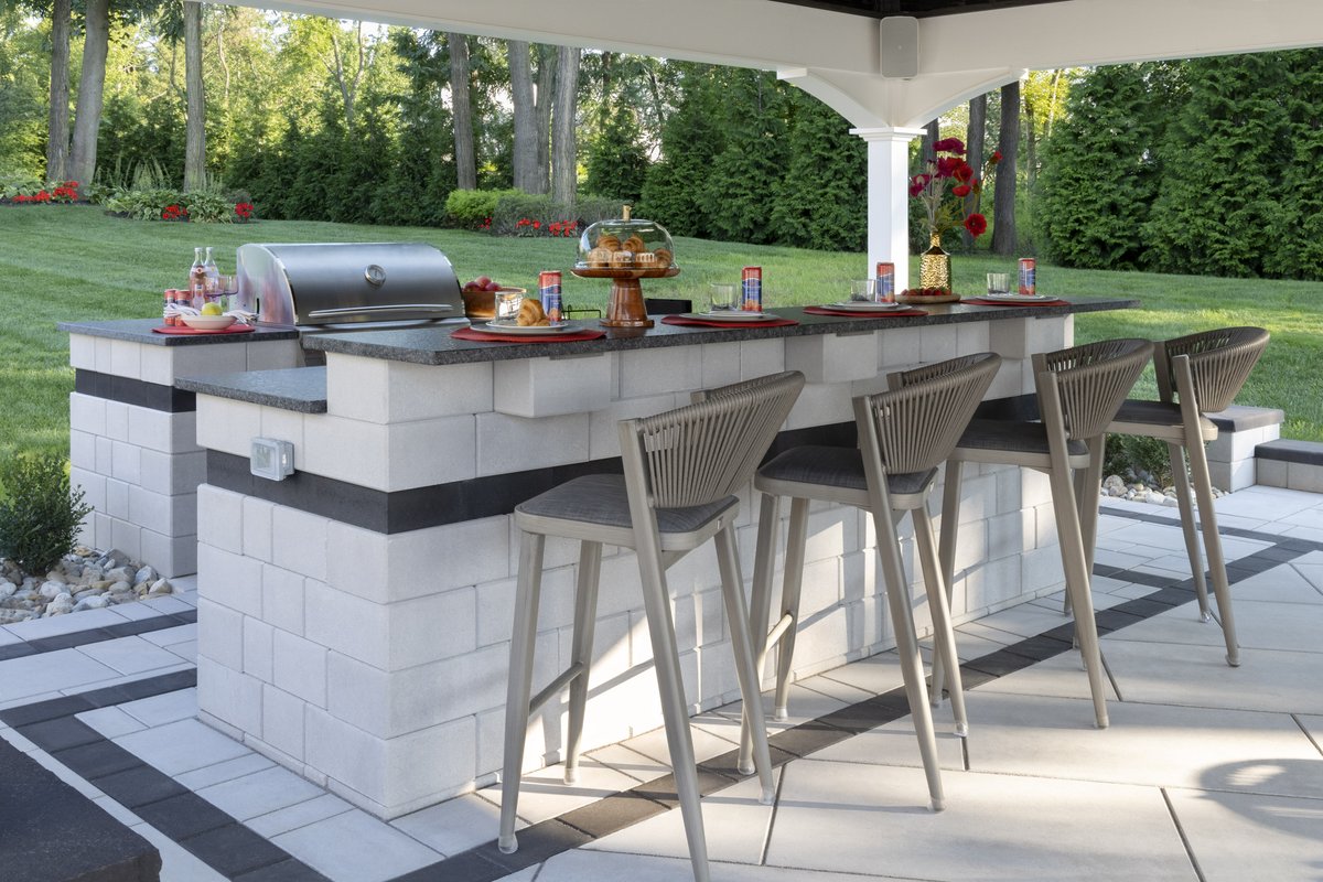 CambridgePavers's tweet image. Warmer days are calling for cocktails and good times outdoors! 🍹☀️ 

Create your perfect outdoor bar setup with Cambridge Pavers—explore the possibilities at cambridgepavers.com. #CambridgePavers #OutdoorBar #SpringEntertaining