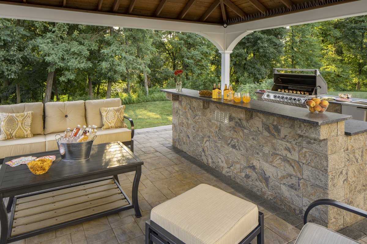 CambridgePavers's tweet image. Warmer days are calling for cocktails and good times outdoors! 🍹☀️ 

Create your perfect outdoor bar setup with Cambridge Pavers—explore the possibilities at cambridgepavers.com. #CambridgePavers #OutdoorBar #SpringEntertaining
