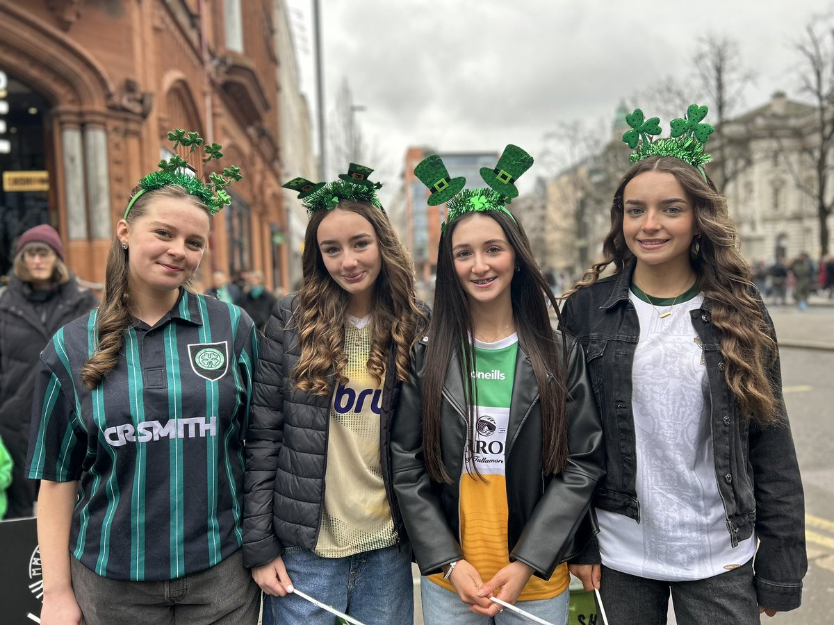 newsoncool's tweet photo. ☘️The streets of Belfast are filled with locals and tourists lining up to watch the St Patrick’s Day Parade!

📍It is starting at 1:30 from Belfast City Hall.

🎙️Our reporter @hannahpattJ is there. More on air @newsoncool @newsondowntown https://t.co/CYe9mMMTzw