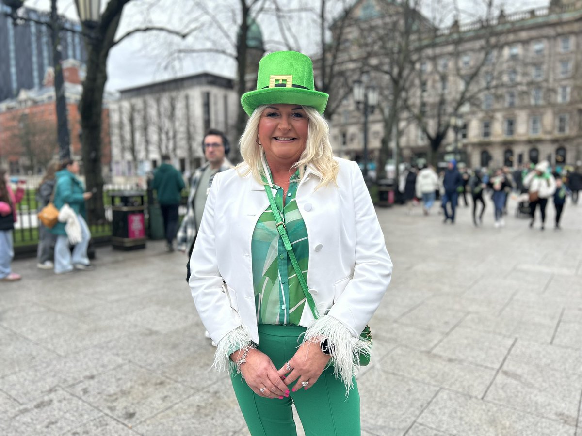 newsoncool's tweet photo. ☘️The streets of Belfast are filled with locals and tourists lining up to watch the St Patrick’s Day Parade!

📍It is starting at 1:30 from Belfast City Hall.

🎙️Our reporter @hannahpattJ is there. More on air @newsoncool @newsondowntown https://t.co/CYe9mMMTzw