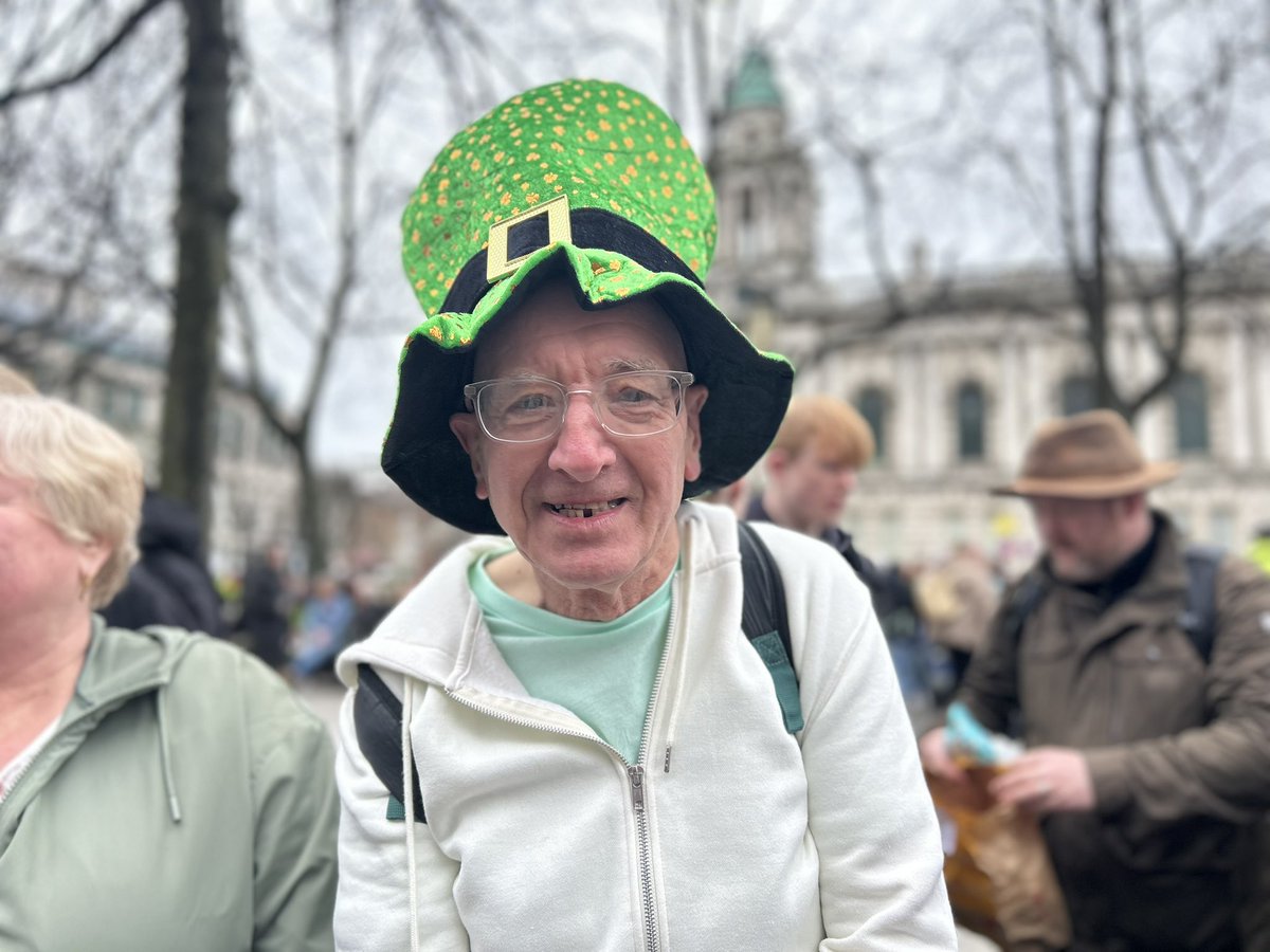 newsoncool's tweet photo. ☘️The streets of Belfast are filled with locals and tourists lining up to watch the St Patrick’s Day Parade!

📍It is starting at 1:30 from Belfast City Hall.

🎙️Our reporter @hannahpattJ is there. More on air @newsoncool @newsondowntown https://t.co/CYe9mMMTzw
