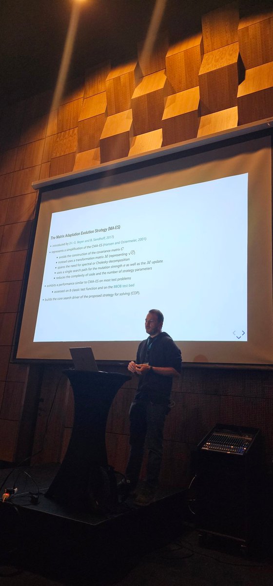 Michael Hellwig presenting a tutorial on constraints handling in evolutionary strategies at the #SSCI conference.