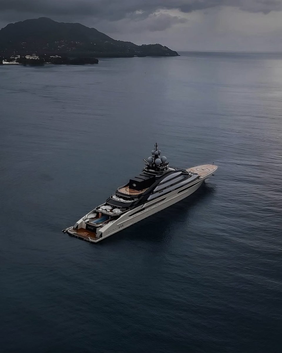 alexeixbt's tweet image. pov: it's 2028 and you're living your best life.