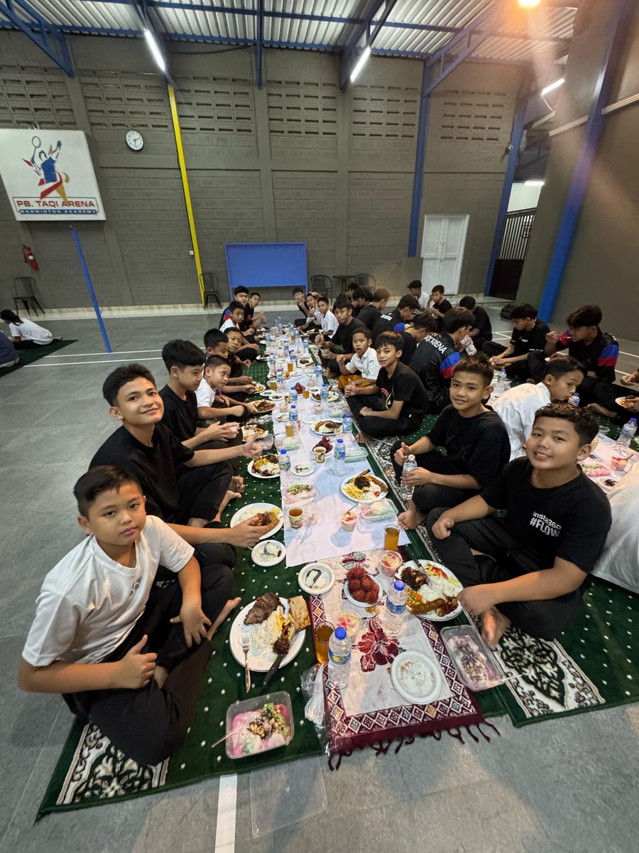 28Bohel's tweet photo. Buka Puasa ZUBAIR MARS di Taqi Arena Badminton Academy... 😄😁 https://t.co/2JyLMiUxVH
