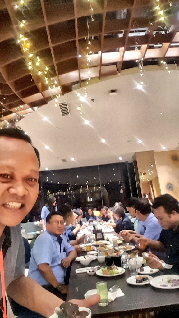 muchcholis's tweet photo. Buka Bersama Di Hotel MORAZEN Bersama Team HRD https://t.co/fEzdJvxRzg