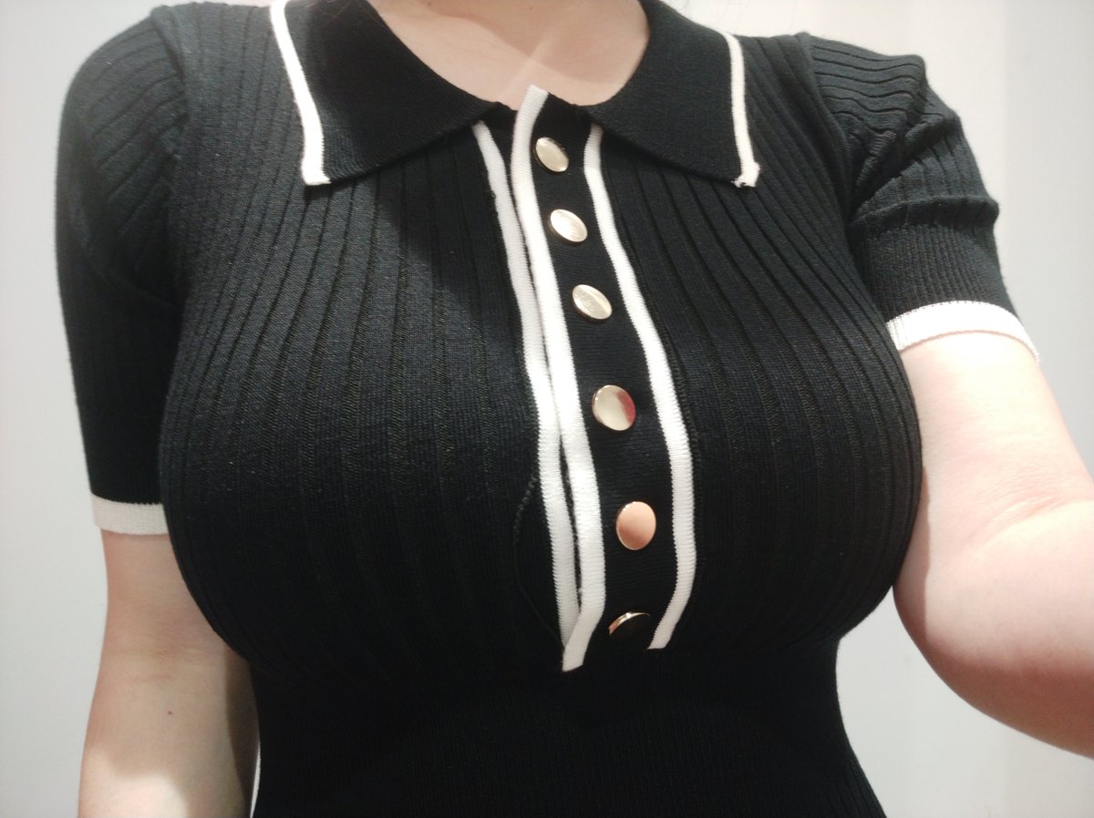 第一次穿衣服显得胸这么大 我自己都觉得很离谱