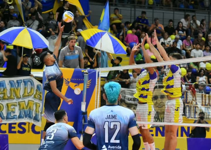 #LNVM 

UPCN San Juan se consagró 🏆 invicto de la Liga Nacional de Vóleibol en su primera participación tras vencer por 3-0 a Regatas Corrientes (25-13, 25-22 y 25-19)

Con 15 victorias consecutivas, el equipo dirigido por Gustavo Molina consiguió el título 25 a nivel nacional