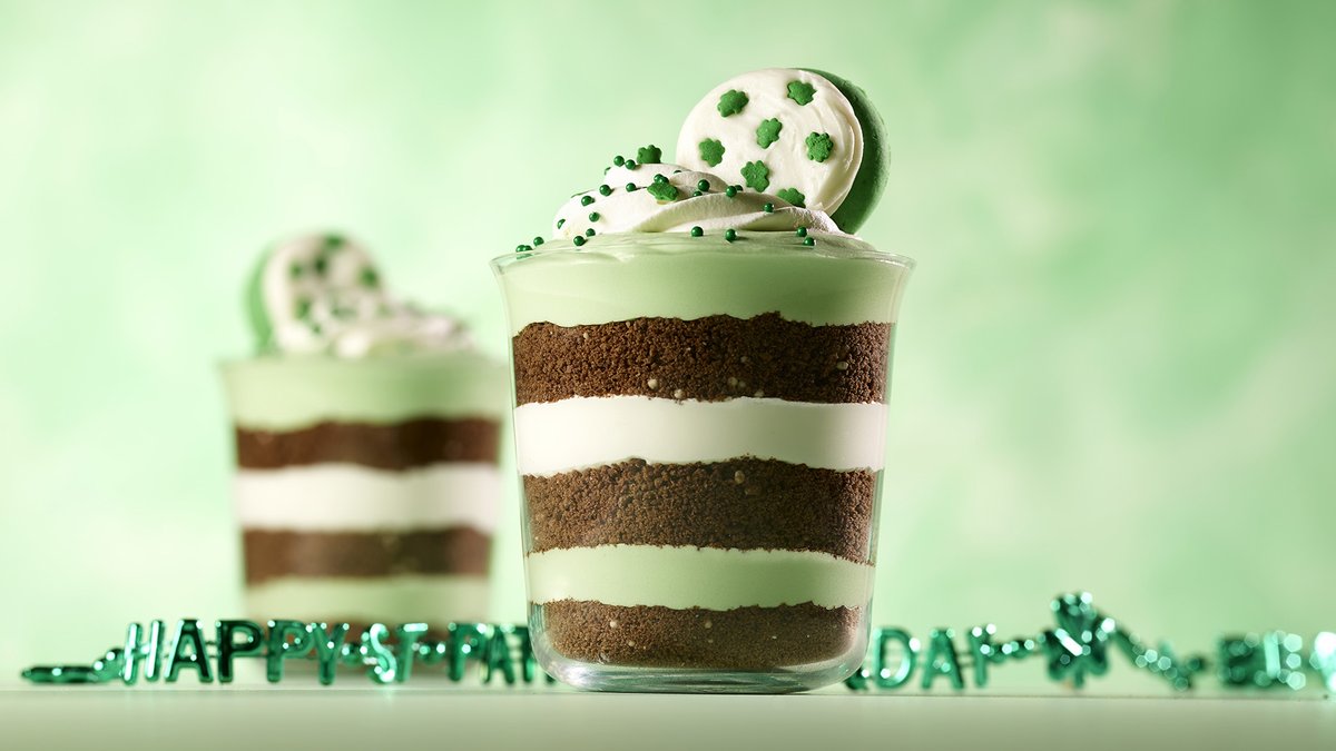🍀✨ We captured this dreamy chocolate-mint parfait in our studio—because every spoonful is pure gold. 📸
#HappyStPatricksDay #StPatricksDay #stpatricksdaytreats #parfait #mint #foodphotography #foodstyling #foodie #photographystudio #studiophotography #foodstylist #creatives