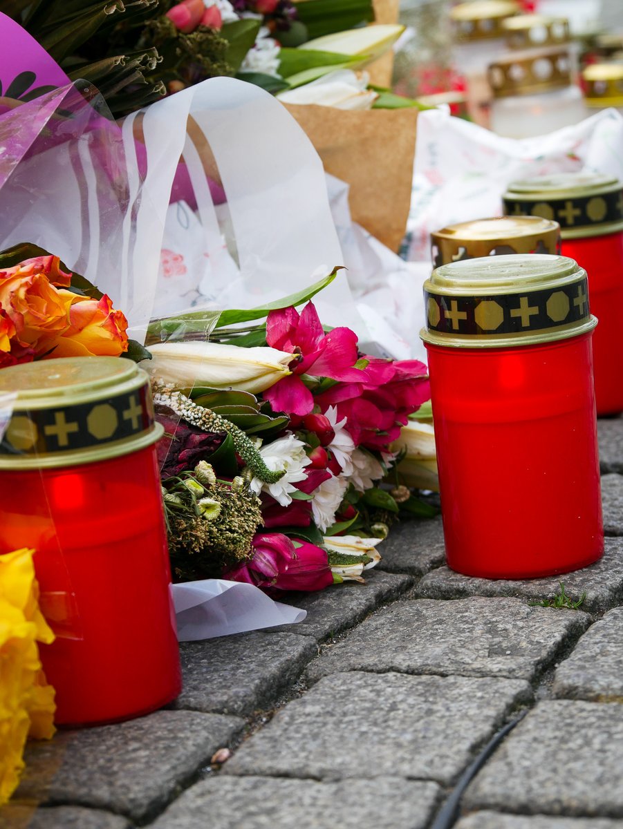 Nach Todesfahrt: Auf dem #Paradeplatz #Mannheim wurde ein zentraler Ort eingerichtet, an dem Menschen der Opfer gedenken können. An den Sitzbänken Richtung O 1 wird für die nächsten Wochen ein Schild aufgestellt, das an die schreckliche Tat erinnert.

➡️ mannheim.de/de/nachrichten…