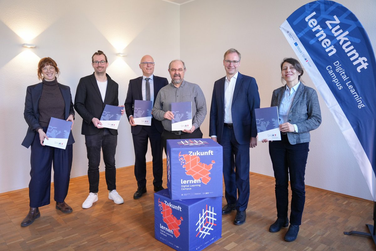 KI, erneuerbare Energien oder digitale Kultur. Der #DLC ist ein kostenloses Bildungsangebot, das allen Menschen in SH zur Verfügung steht. Für den Ausbau der physischen und virtuellen Lernorte wurden heute 3,9 Mio. € für die Region Kiel übergeben. dlc.sh