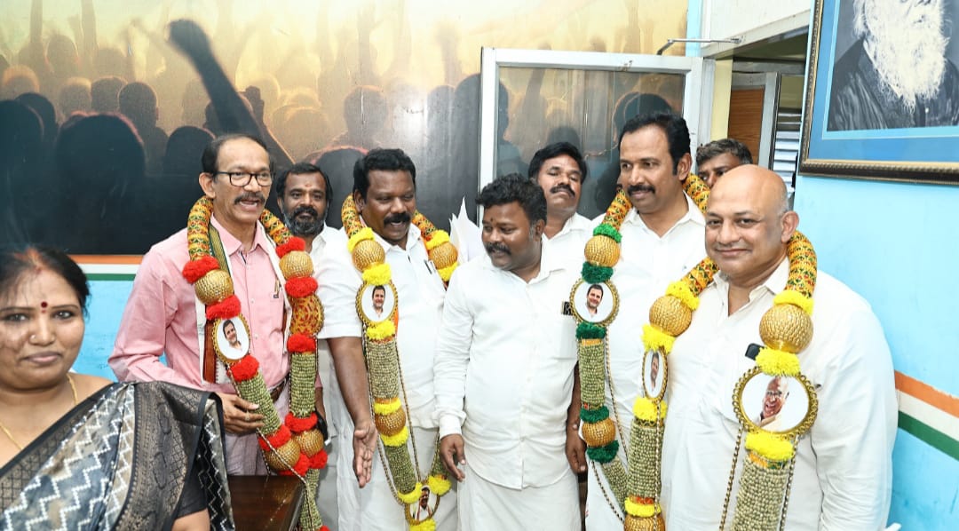 inctnscdept's tweet photo. இன்று சத்தியமூர்த்தி பவனில்

தமிழ்நாடு காங்கிரஸ் கமிட்டியின் தலைவர் 
திரு.#கு.#செல்வப்பெருந்தகை அவர்களையும், 

அகில இந்திய காங்கிரஸ் செயலாளர் தமிழ்நாடு காங்கிரஸ் மேலிட  பொறுப்பாளர் திரு.#கிரிஷ்சோடங்கர் அவர்களையும்,

அகில இந்திய காங்கிரஸ் செயலாளர் தமிழ்நாடு பொறுப்பாளர் 
திரு.#சுரஜ் #எம்.#என்.#ஹெக்டே அவர்களையும்,

தமிழ்நாடு காங்கிரஸ் எஸ்.சி. துறையின் தலைவர் #திரு.#M.#P.#ரஞ்சன்குமார் அவர்கள்
 
தமிழ்நாடு காங்கிரஸ் எஸ்.சி.துறையின்  அலுவலகத்திற்கு  வரவேற்று மாலை அணிவித்து மரியாதை செலுத்திய போது ....
