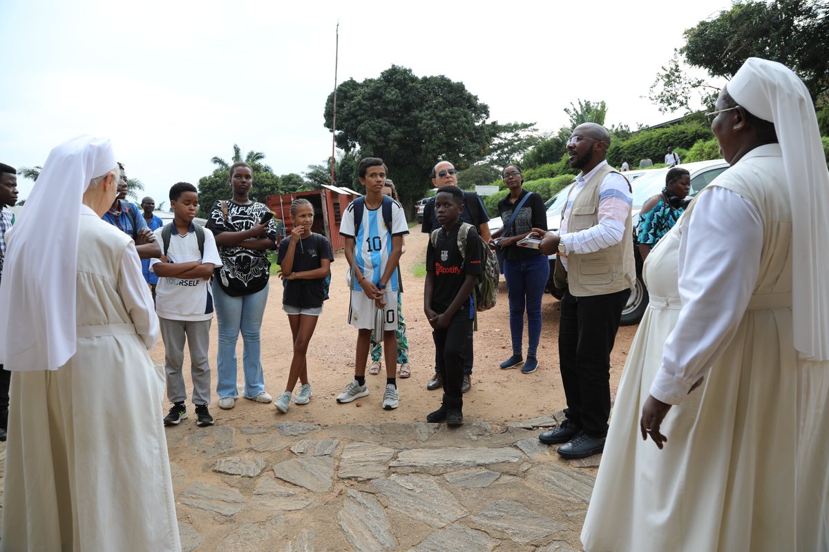soleilnyakiriza's tweet photo. Les élèves de l'École Française de @MairieBuja  ont visité le Centre de Santé de Mutumba électrifié grâce à l'énergie solaire photovoltaïque. Une belle leçon sur l'importance des #ÉnergiesRenouvelables et leur impact positif sur la communauté  @minergiemine1 @WorldBank @Macusamu https://t.co/BoV1kgN2RY