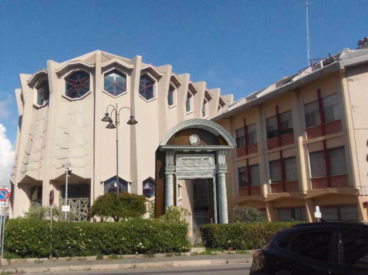Salvaged fragments of the imposing  portal from the destroyed Old Synagogue in Livorno are  to be restored and reassembled in front of the city’s modern New Synagogue. Click the link for details, pictures, project. jewish-heritage-europe.eu/2025/03/17/ita…  #jewishheritage #synagogue #livorno