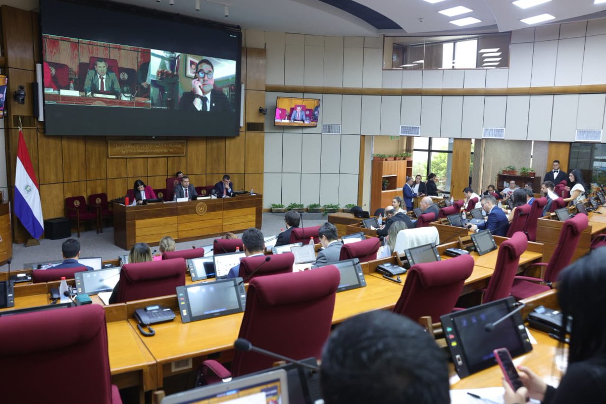 SenadoresPy's tweet image. Sesiona la Comisión de @Legisla_senado, presidida por el senador @DerlisMaidanaPy. Asisten como invitados representantes de:
@PoderJudicialPY 
@MinPublicoPy 
Defensor General
Colegio de Abogados 

📍Sala de sesiones, tercer piso.