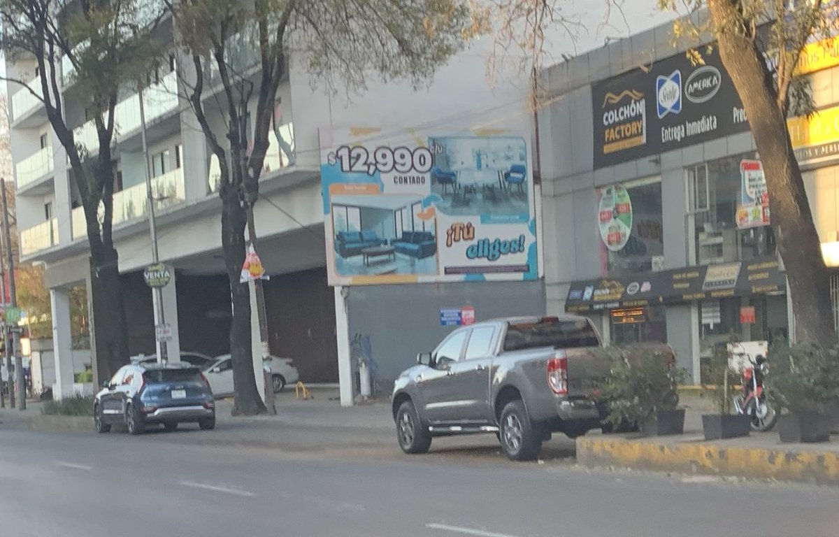 ReportandoCDMX1's tweet photo. Una vez mas misma camioneta que nunca han multado en revolución 753, col Nonoalco en @BJAlcaldia estacionados en parte de ciclovía y avenida principal. Se solicita grua y multa solo así entenderá el dueño. @UCS_GCDMX @PabloVazC https://t.co/UGkxEV6CHL