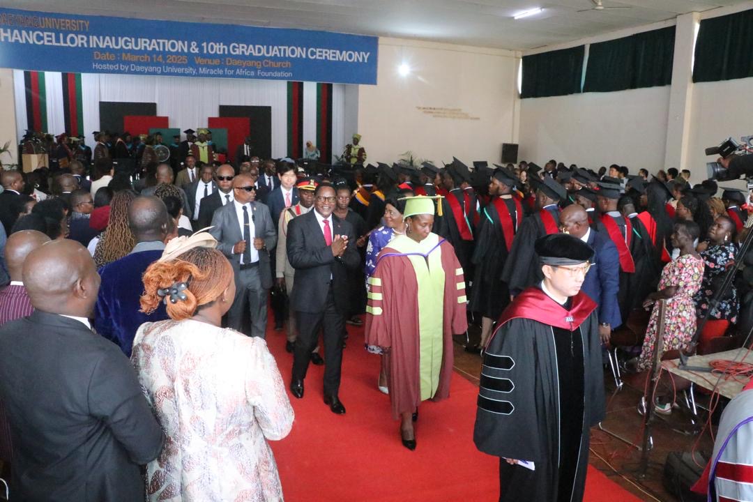 Kor_Emb_Zim's tweet photo. The 10th graduation ceremony of Daeyang University founded by Korean patron Y.K Jung, was held on March 14 at the Daeyang University campus in Lilongwe.
This year, the Chief Guest of Honor was Malawi's President H.E. Dr. Lazarus McCarthy Chakwera and the first lady Monica Chakwera.🎊🎓