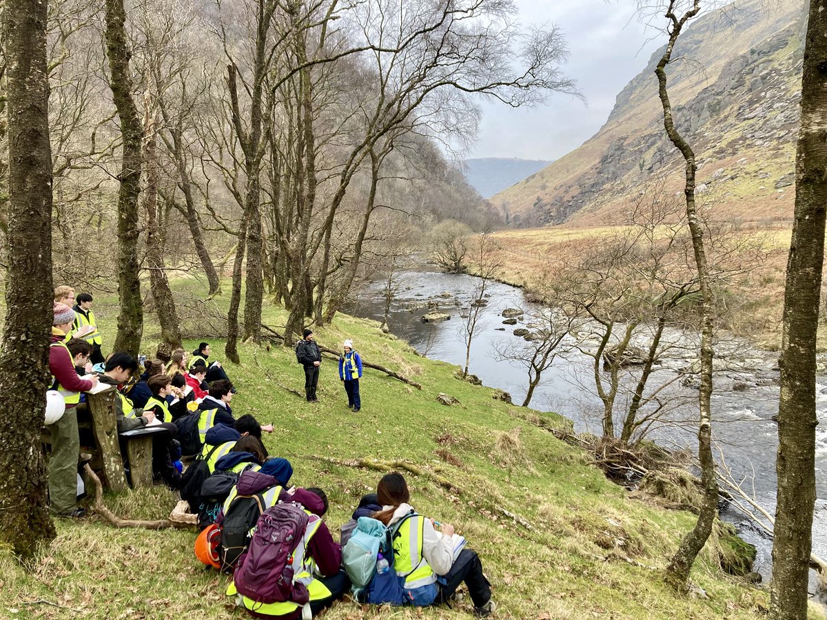 📸 Last week our 3rd and 4th year undergraduate students headed on the Applied Geomorphology field trip to southern Wales, to explore its post-glacial landscape evolution. They studyied the effects of landslides, glacier and river dynamics, and human impacts on natural resources!
