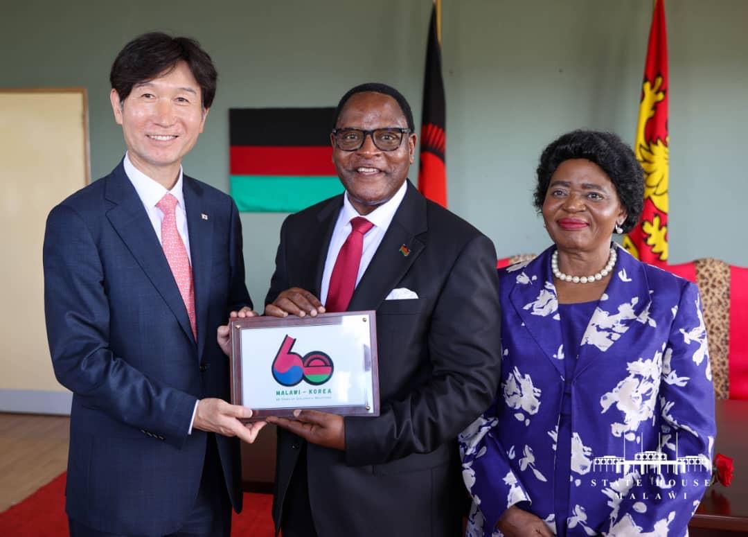 Kor_Emb_Zim's tweet photo. The 10th graduation ceremony of Daeyang University founded by Korean patron Y.K Jung, was held on March 14 at the Daeyang University campus in Lilongwe.
This year, the Chief Guest of Honor was Malawi's President H.E. Dr. Lazarus McCarthy Chakwera and the first lady Monica Chakwera.🎊🎓