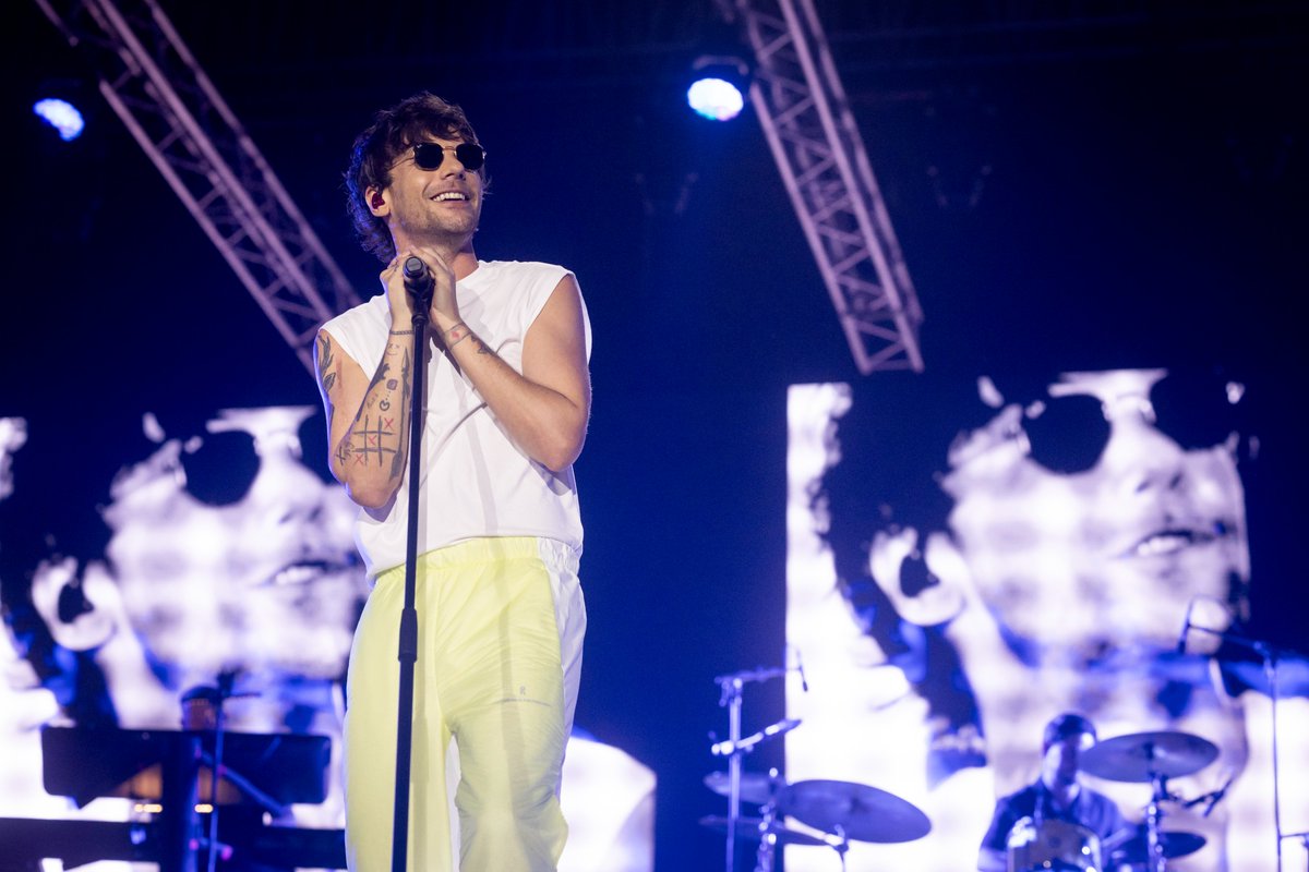 MTVBrasil's tweet photo. um minutinho da atenção de vocês que meu bb @Louis_Tomlinson tá lindico em mais um show ✨ 

#MTVMúsica https://t.co/3n3c3BJ1Bh