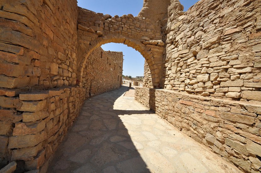 الطراز المعماري لحي الدرع الأثري في واحة #دومة_الجندل التاريخية والتي تعود جذورها للقرن 8 قبل الميلاد، يتميز بتصاميم هندسية أصيلة وطراز لا مثيل له بالعالم

#العمارة_السعودية